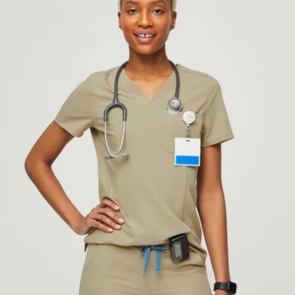 Figs Women’s Slim Catarina one pocket scrub top medium sandstone